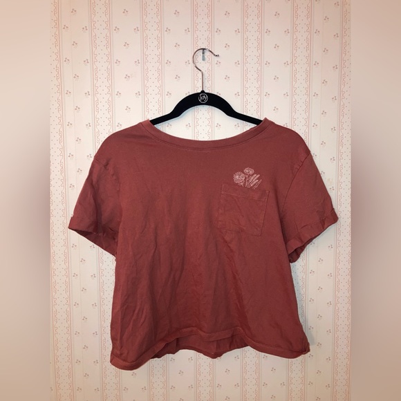 Cute cropped t-shirt with floral embroidery! Size large - Picture 1 of 5